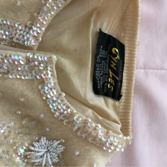 Beautiful vintage sweater- probably 70 yrs old— very good condition- - Picture 4 of 10